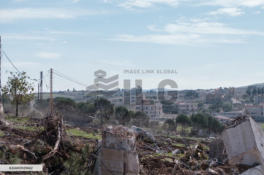 Lebanese Civilians Face Israeli Soldier in Border Villages - Lebanon