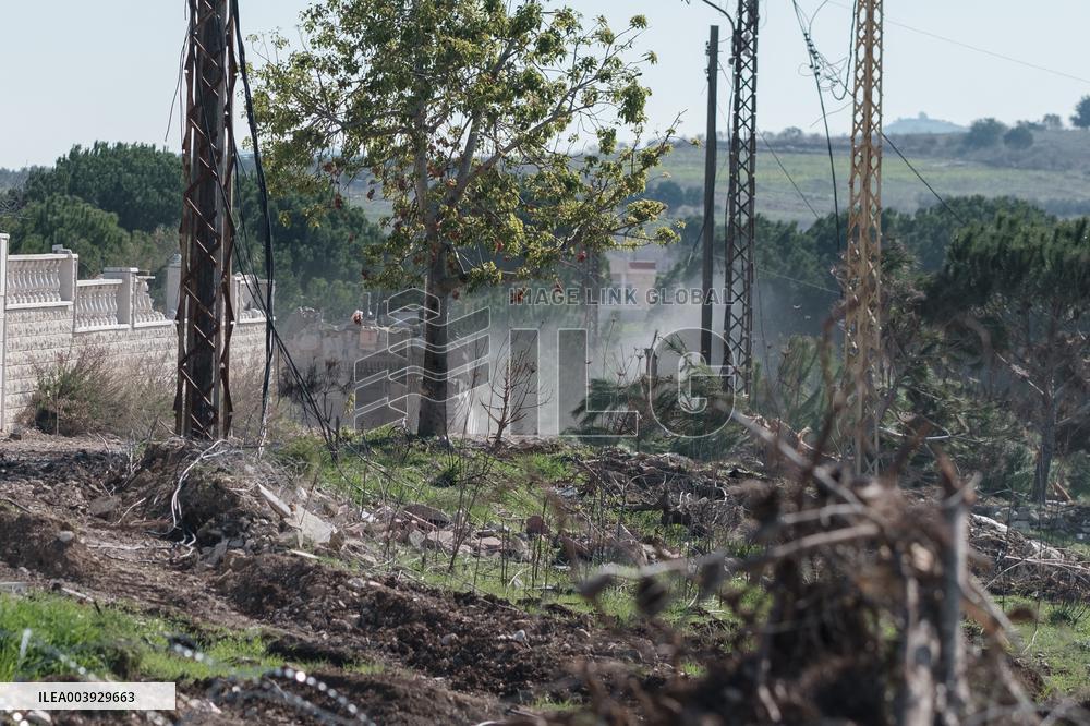 Lebanese Civilians Face Israeli Soldier in Border Villages - Lebanon
