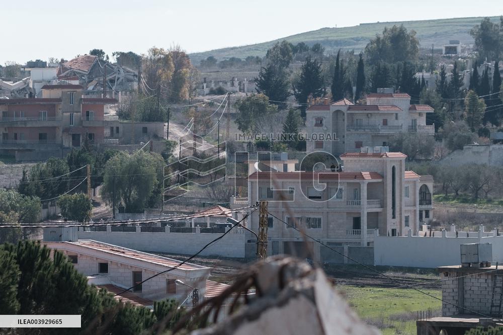 Lebanese Civilians Face Israeli Soldier in Border Villages - Lebanon