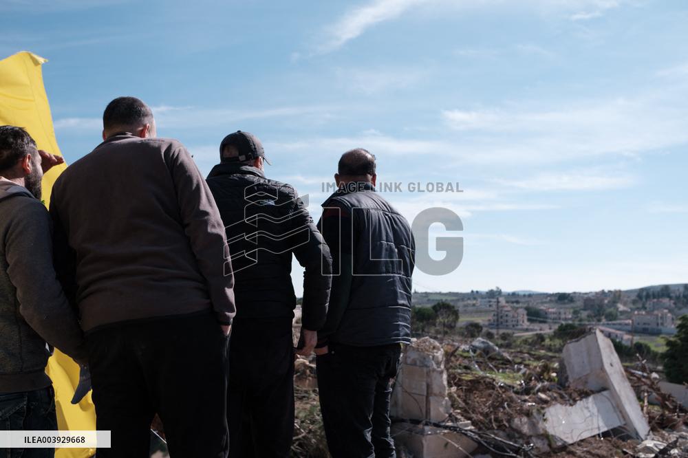 Lebanese Civilians Face Israeli Soldier in Border Villages - Lebanon