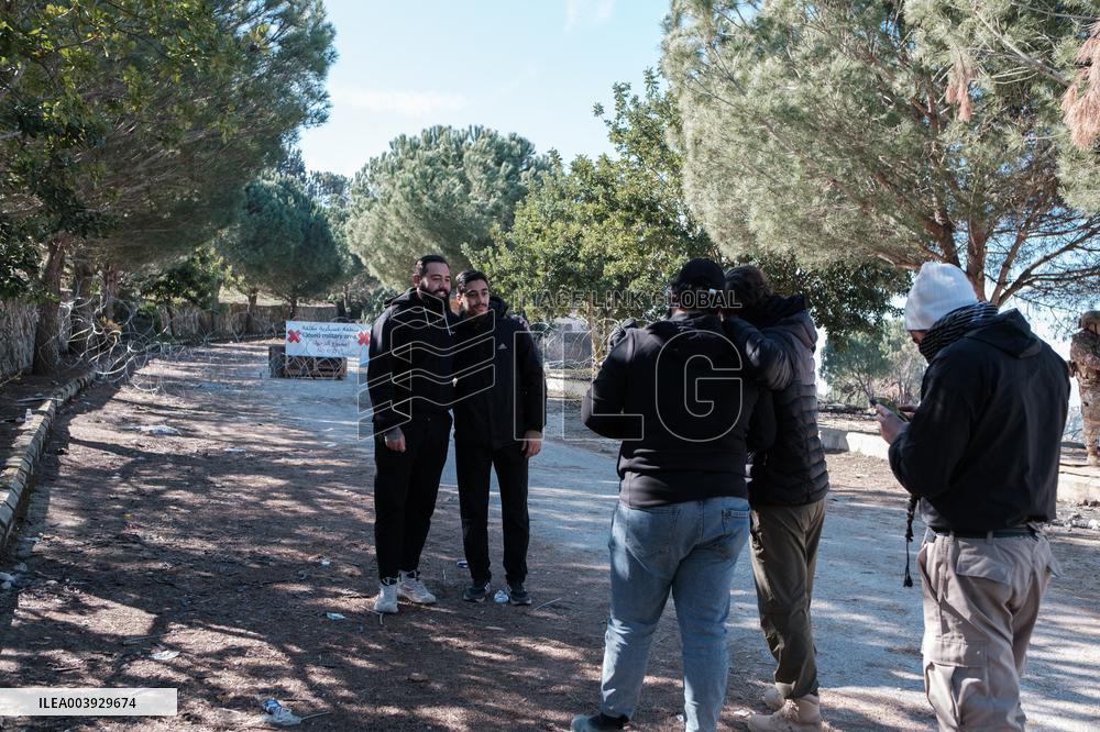 Lebanese Civilians Face Israeli Soldier in Border Villages - Lebanon