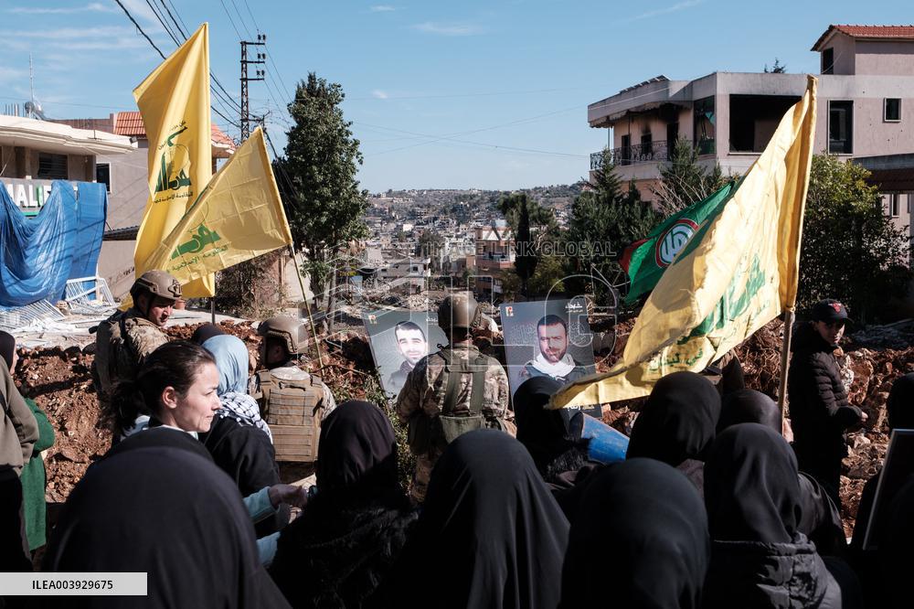 Lebanese Civilians Face Israeli Soldier in Border Villages - Lebanon