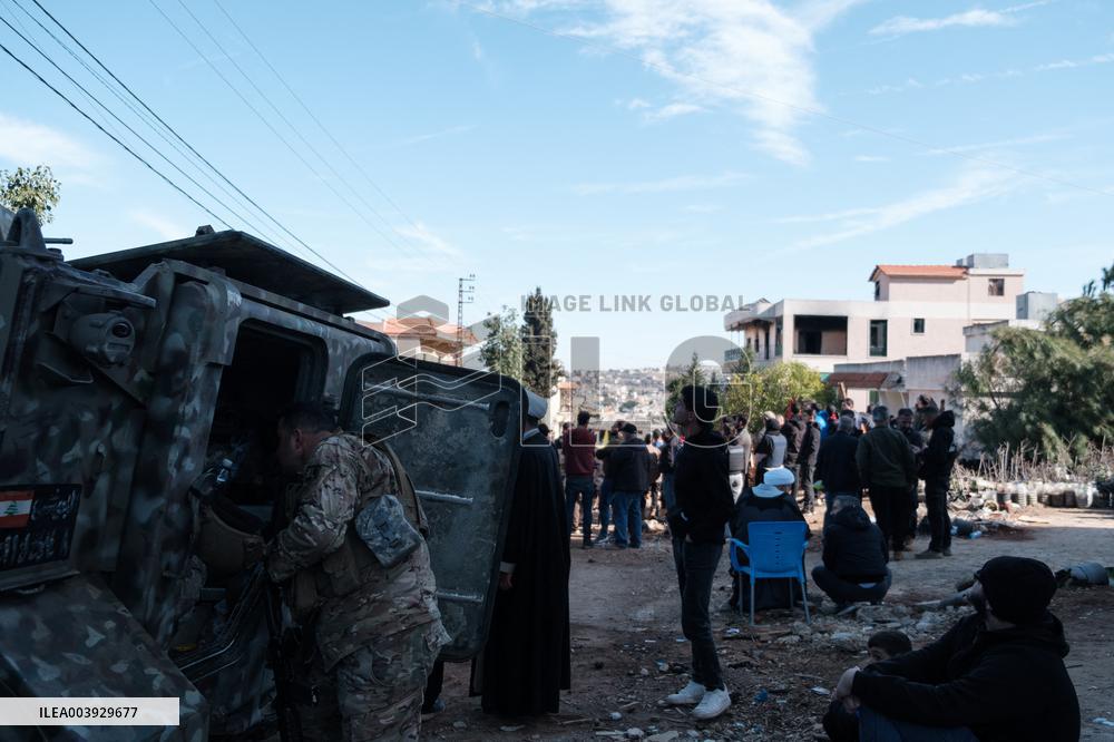 Lebanese Civilians Face Israeli Soldier in Border Villages - Lebanon