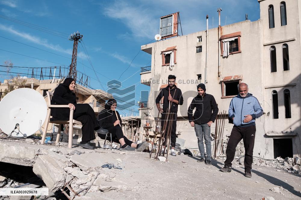 Lebanese Civilians Face Israeli Soldier in Border Villages - Lebanon