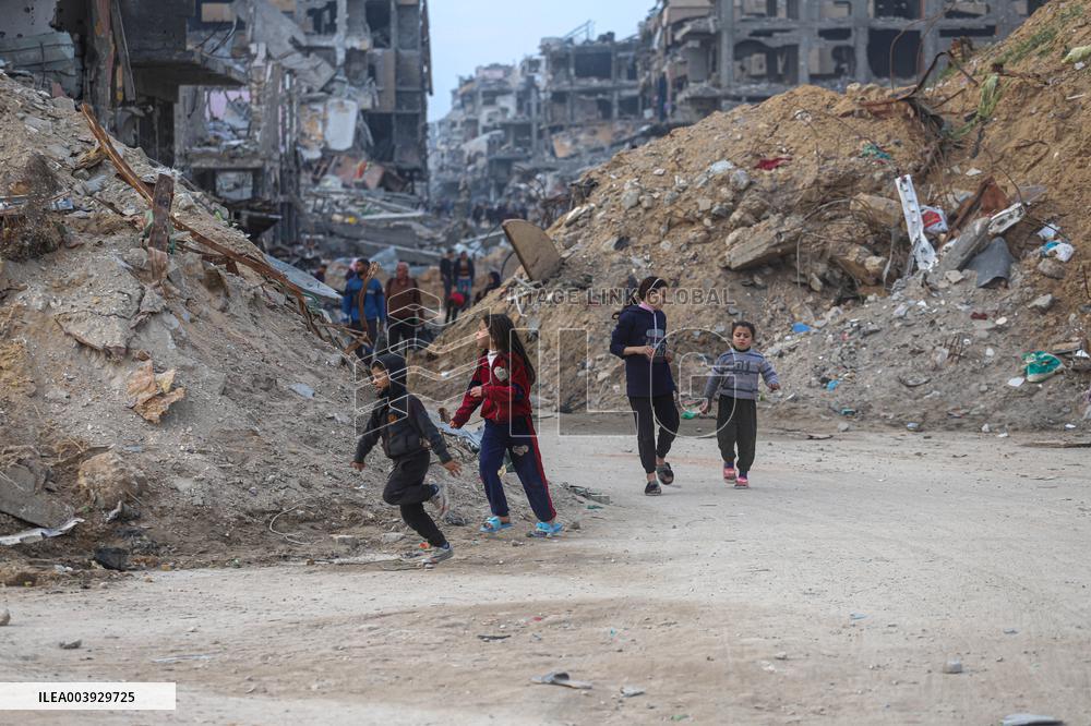 Palestinians Returning To Devastated Northern Gaza