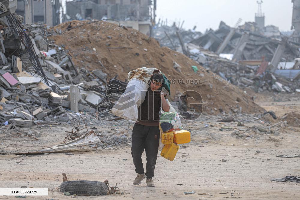Palestinians Returning To Devastated Northern Gaza