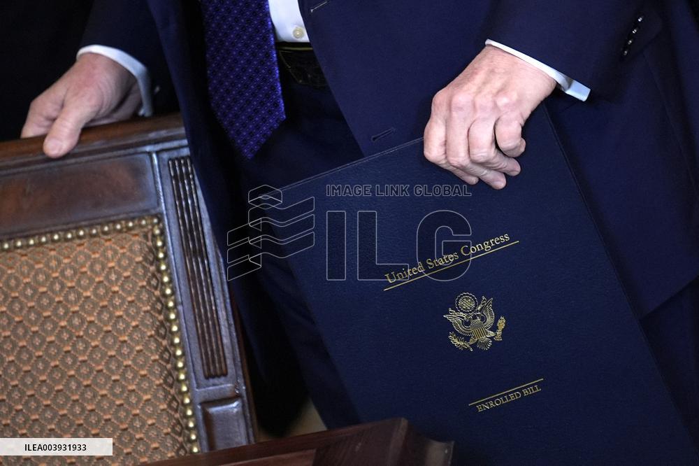 Donald Trump signs the Laken Riley Act - Washington