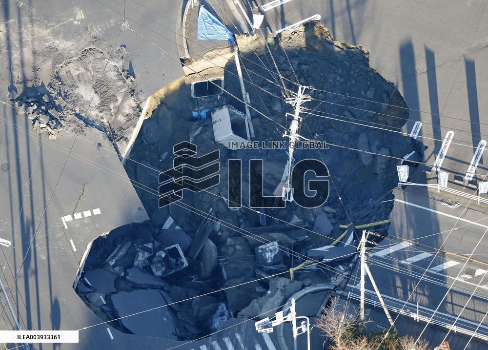 Sinkhole at intersection near Tokyo