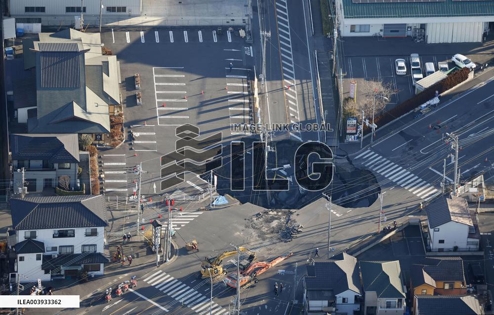 Sinkhole at intersection near Tokyo