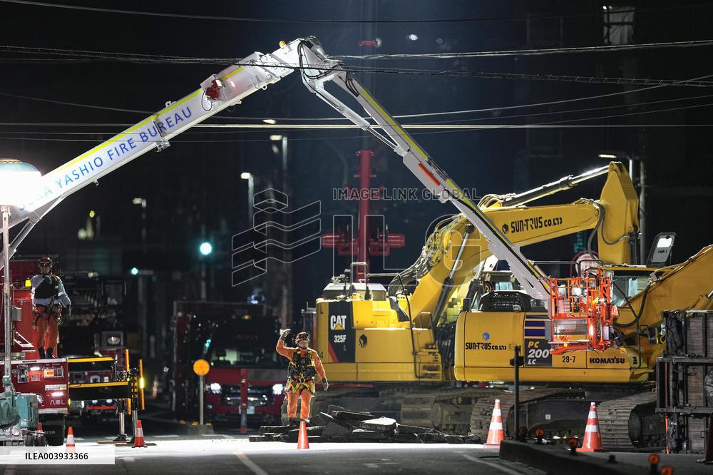 Sinkhole at intersection near Tokyo