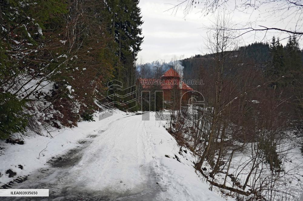 Climbing Mount Petros from Kozmeshchyk tract