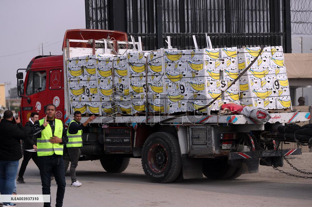 Aid Trucks Wait to Enter Gaza
