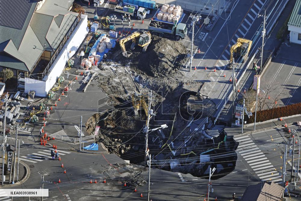 Sinkhole at intersection near Tokyo