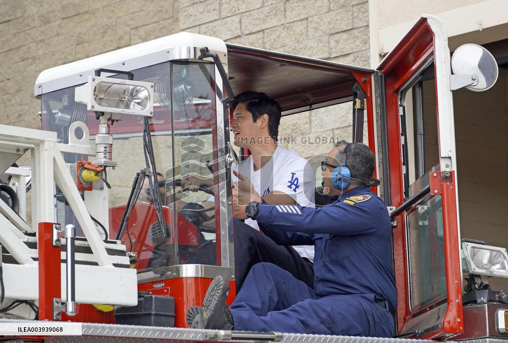 Baseball: Ohtani visits L.A. firefighters