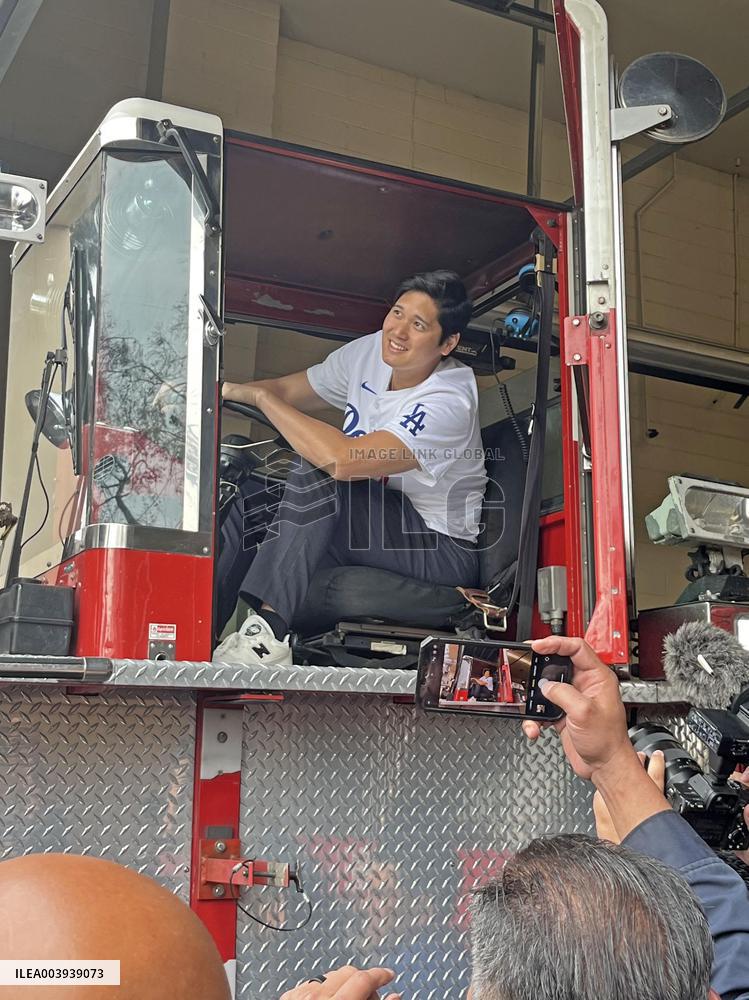 Baseball: Ohtani visits L.A. firefighters