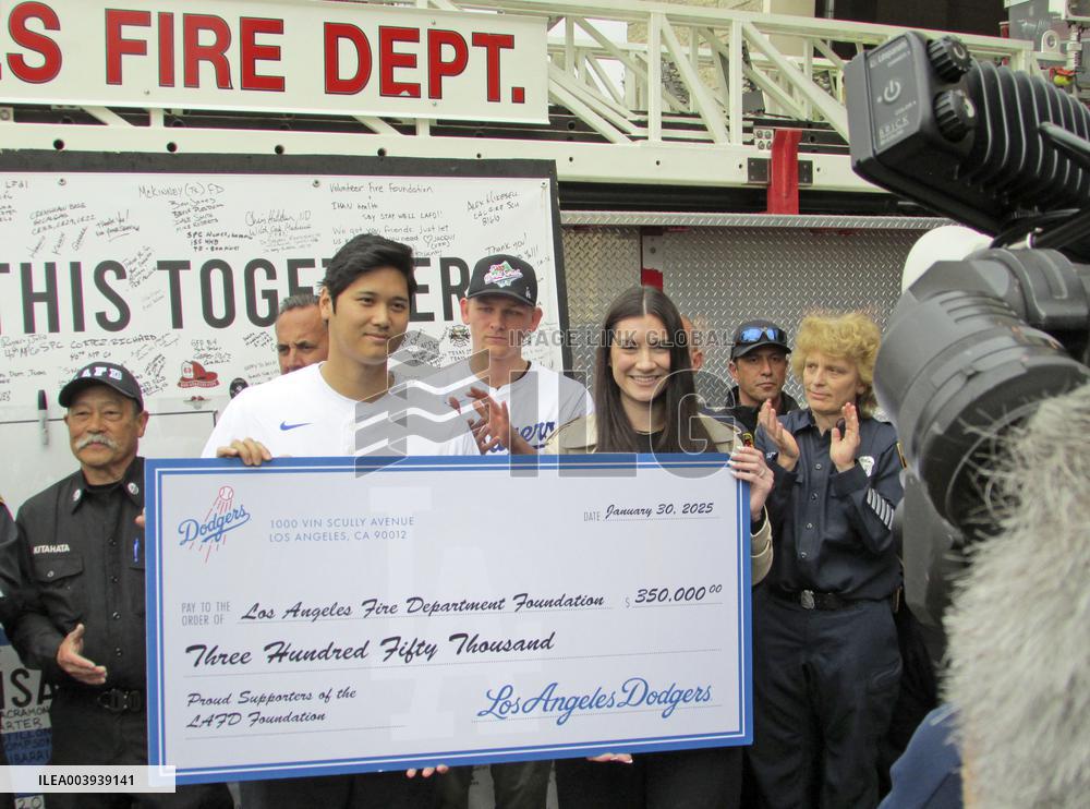 Baseball: Ohtani visits L.A. firefighters