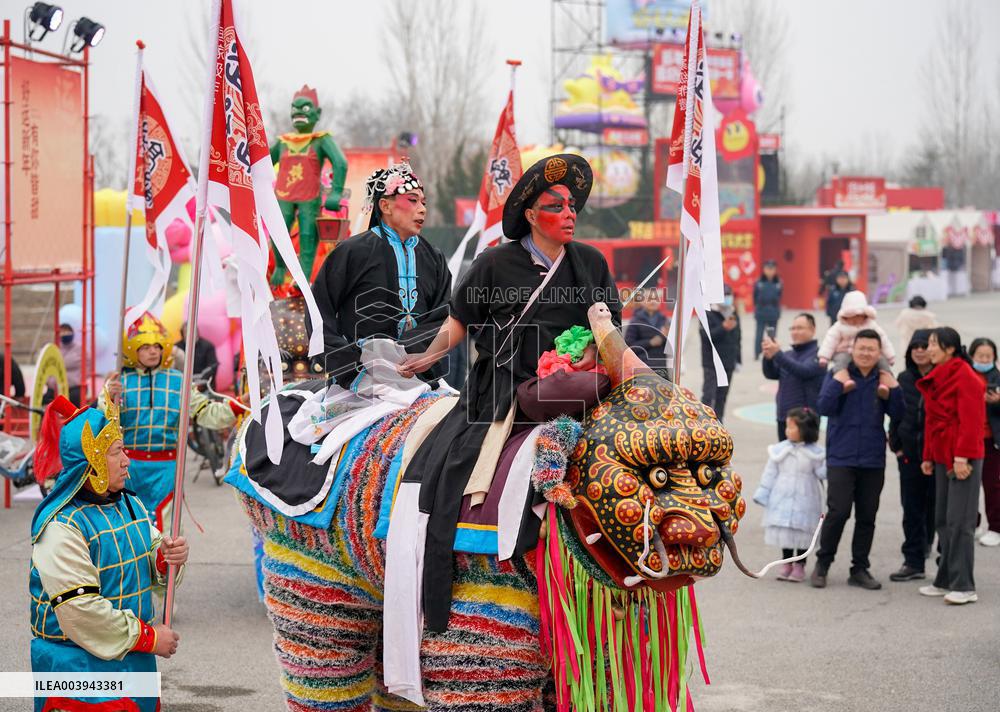 Stilt Walking Beast Show in Yuncheng