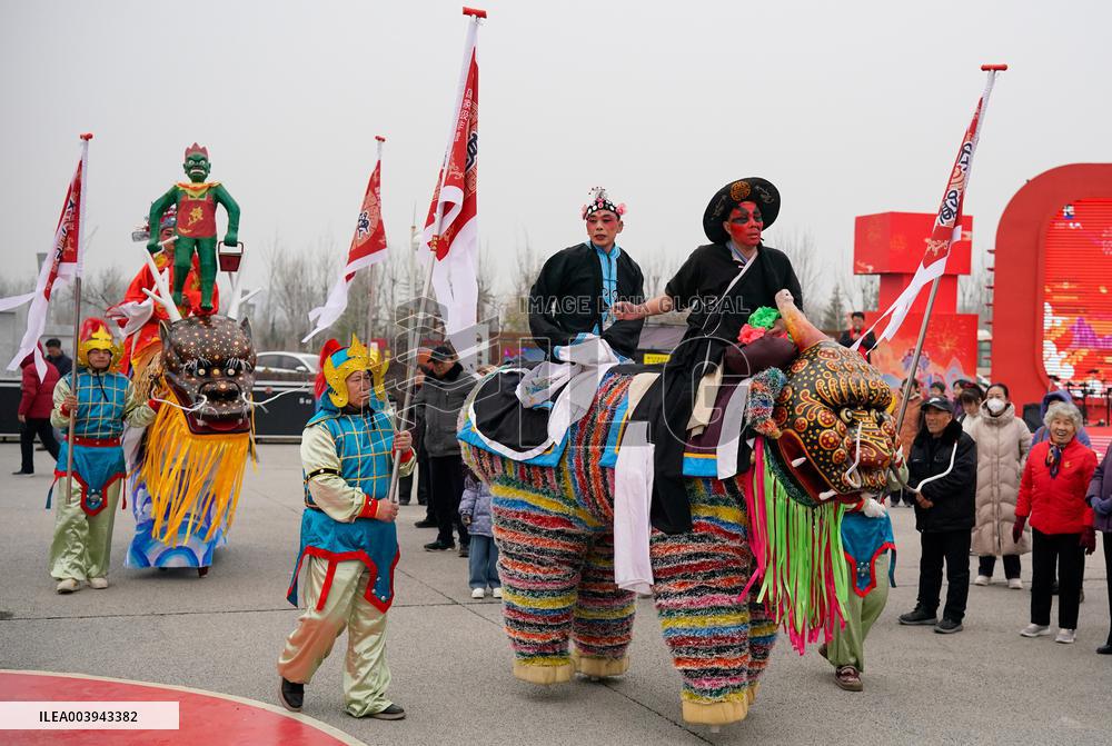 Stilt Walking Beast Show in Yuncheng