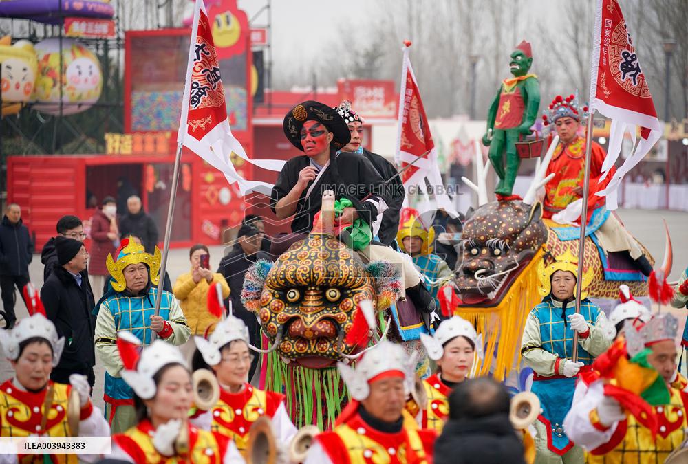 Stilt Walking Beast Show in Yuncheng