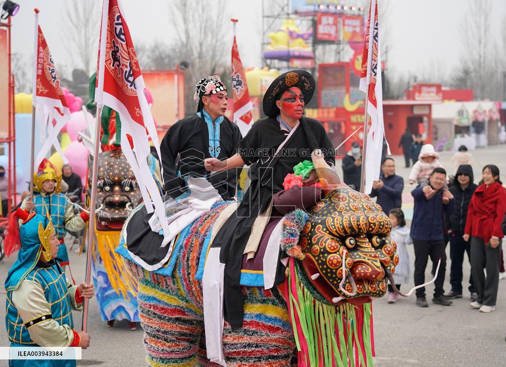 Stilt Walking Beast Show in Yuncheng