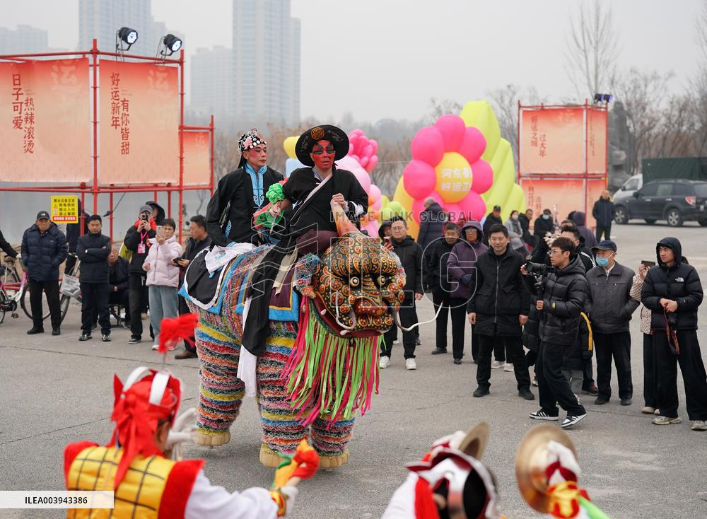 Stilt Walking Beast Show in Yuncheng