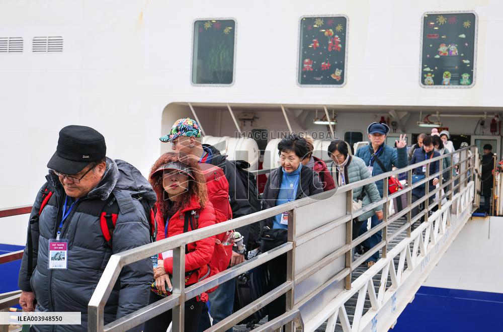 South Korean Tourists Entering China
