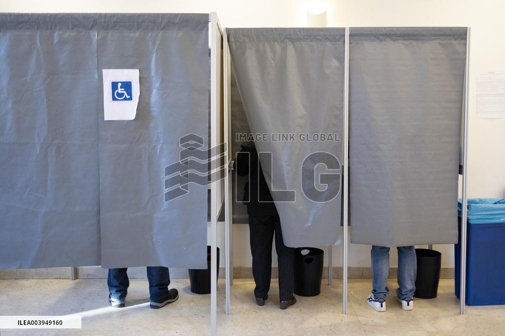 Louis Boyard votes for the municipal elections - Villeneuve Saint-Georges RL