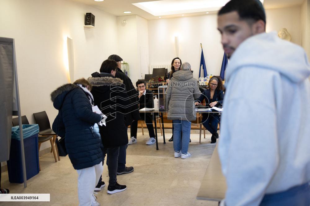 Louis Boyard votes for the municipal elections - Villeneuve Saint-Georges RL