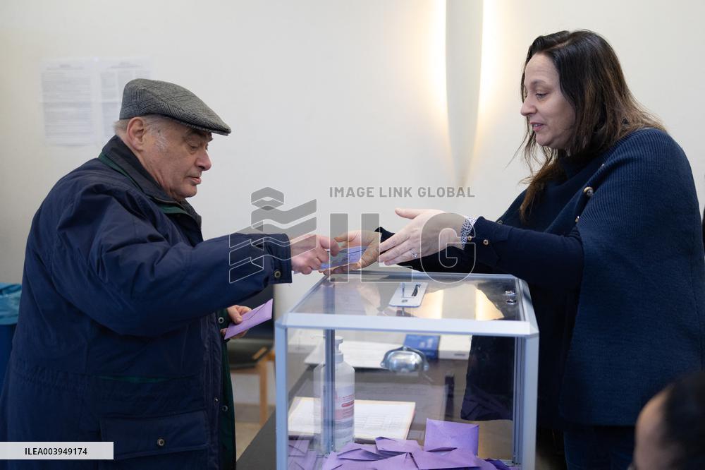 Louis Boyard votes for the municipal elections - Villeneuve Saint-Georges RL