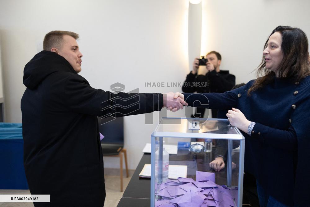 Louis Boyard votes for the municipal elections - Villeneuve Saint-Georges RL