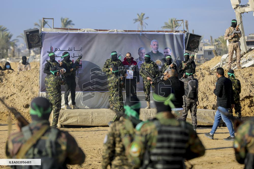 Hamas Hands Over New Israeli Prisoners - Gaza