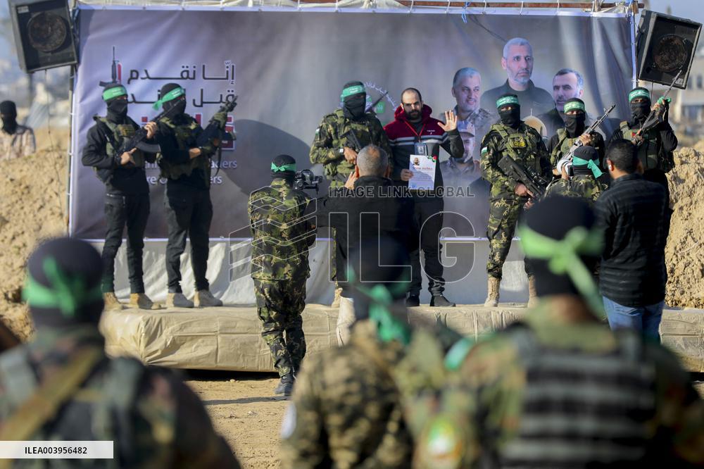 Hamas Hands Over New Israeli Prisoners - Gaza