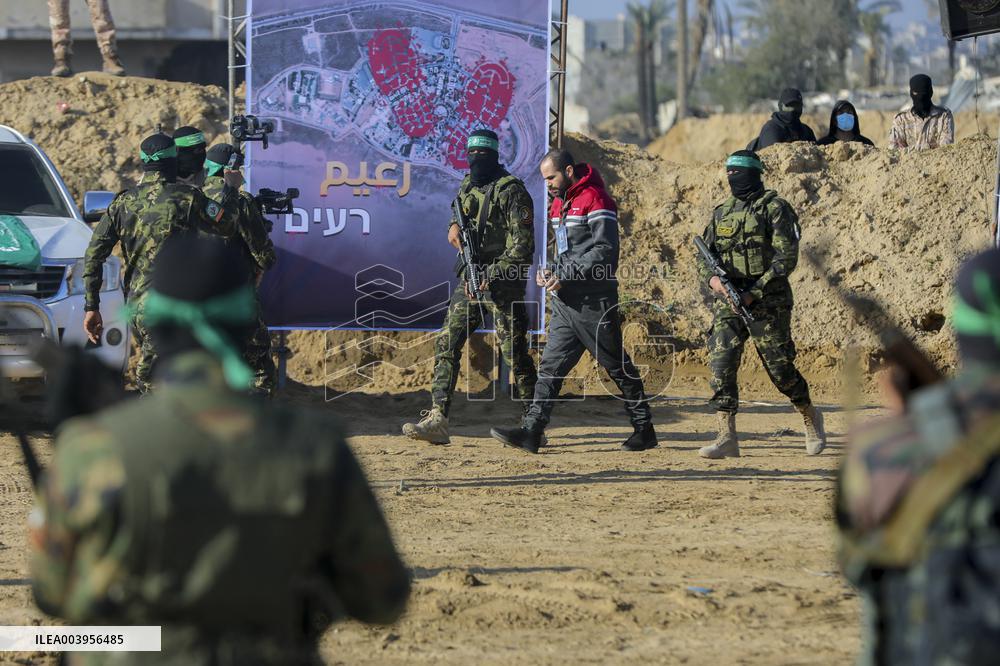 Hamas Hands Over New Israeli Prisoners - Gaza