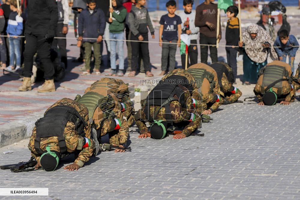 Hamas Hands Over New Israeli Prisoners - Gaza