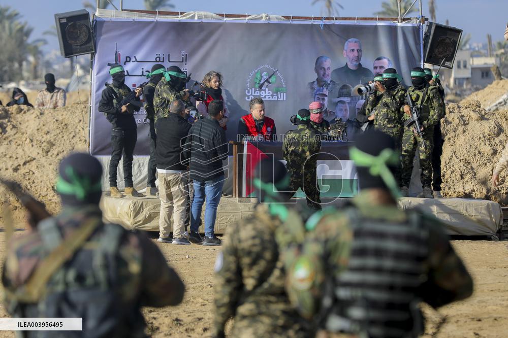 Hamas Hands Over New Israeli Prisoners - Gaza