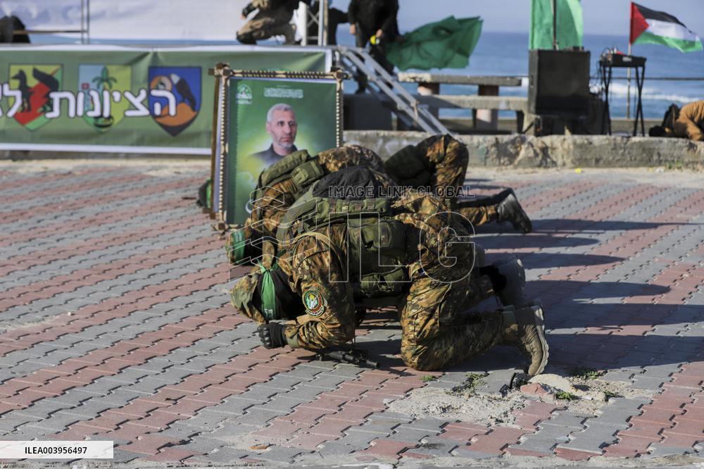 Hamas Hands Over New Israeli Prisoners - Gaza