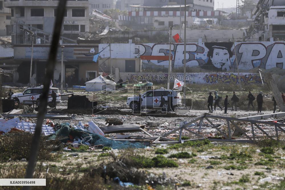 Hamas Hands Over New Israeli Prisoners - Gaza