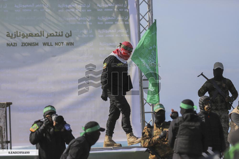 Hamas Hands Over New Israeli Prisoners - Gaza