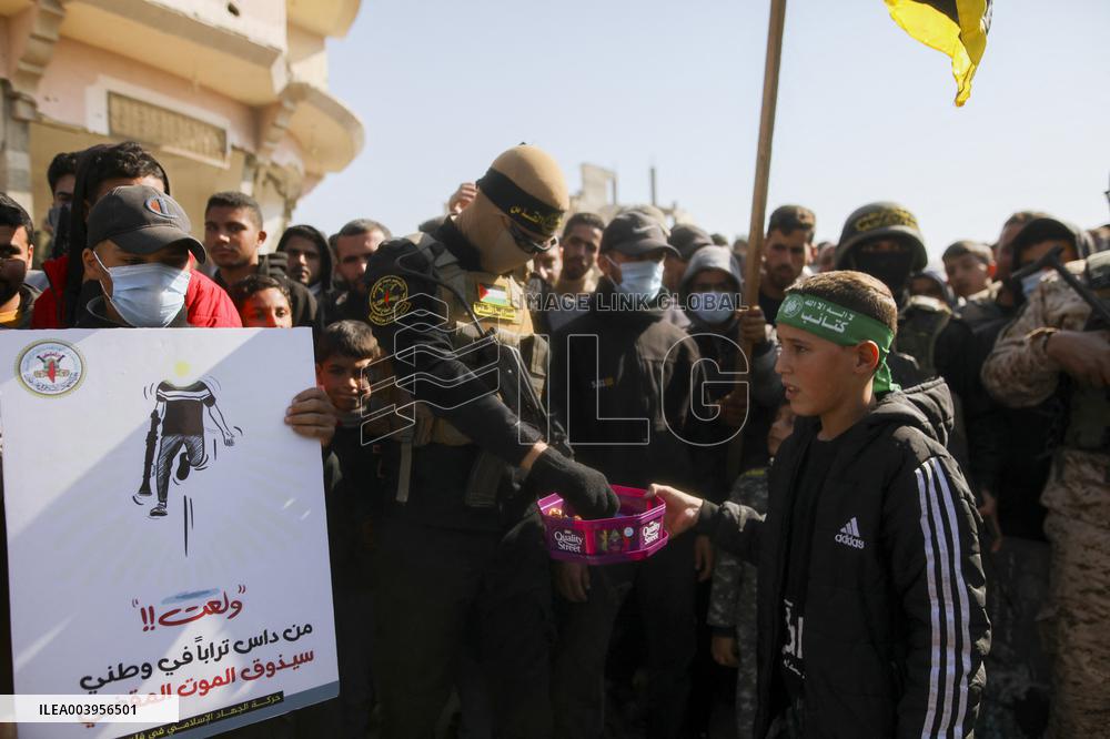 Hamas Hands Over New Israeli Prisoners - Gaza