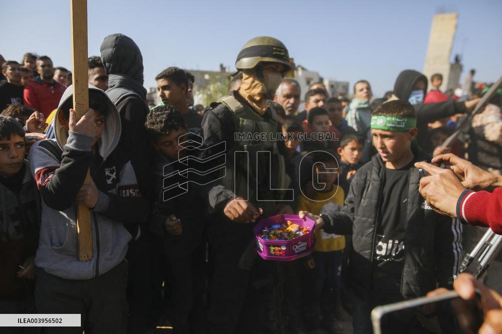 Hamas Hands Over New Israeli Prisoners - Gaza