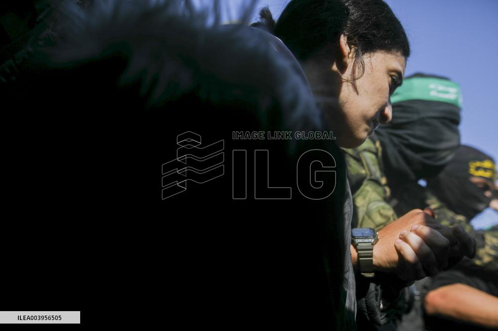 Hamas Hands Over New Israeli Prisoners - Gaza