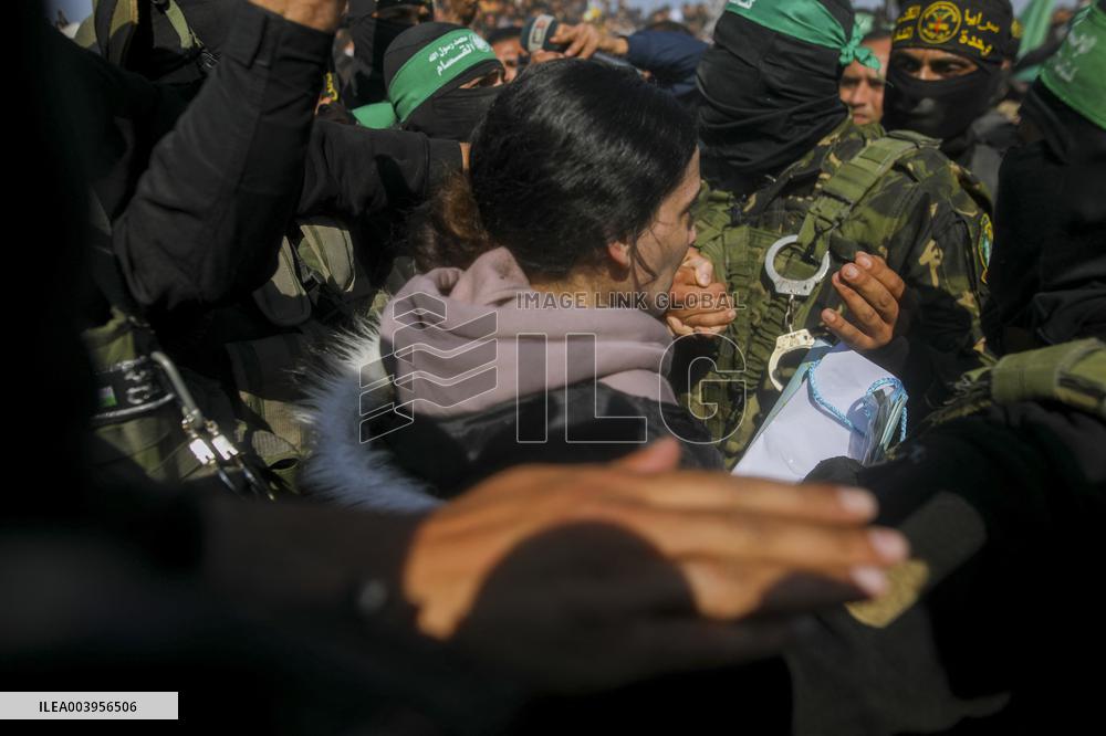 Hamas Hands Over New Israeli Prisoners - Gaza