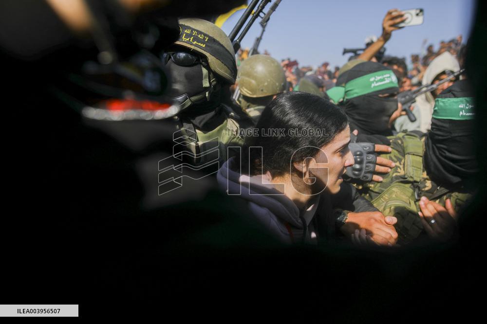 Hamas Hands Over New Israeli Prisoners - Gaza