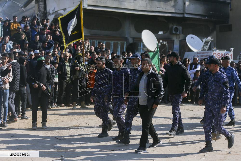 Hamas Hands Over New Israeli Prisoners - Gaza