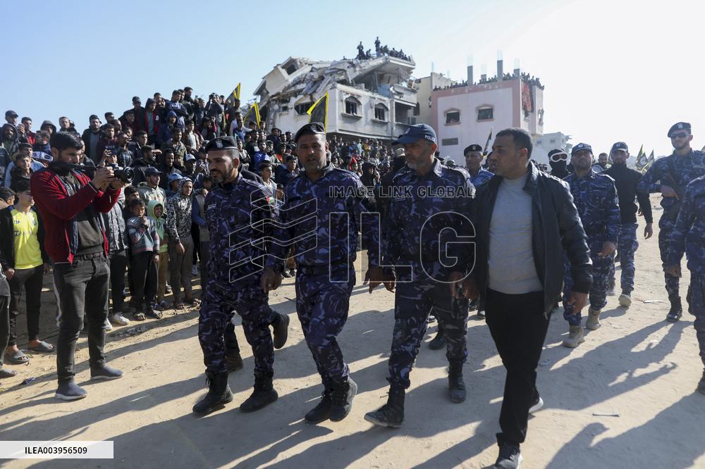 Hamas Hands Over New Israeli Prisoners - Gaza