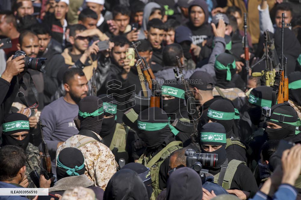 Hamas Hands Over New Israeli Prisoners - Gaza