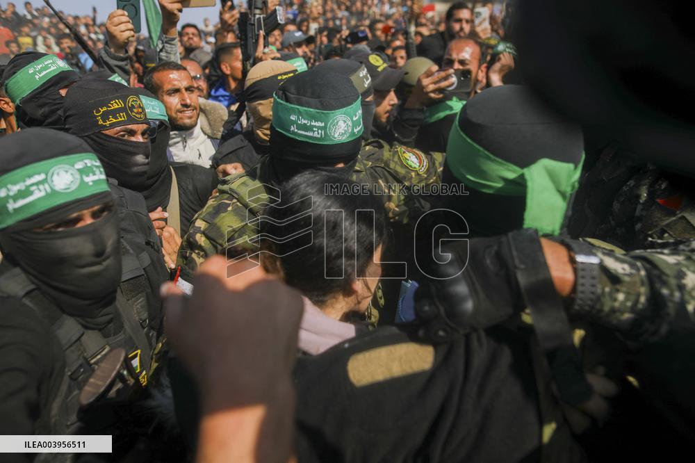 Hamas Hands Over New Israeli Prisoners - Gaza
