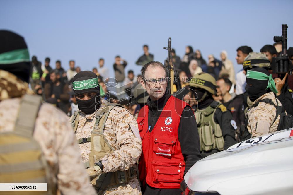 Hamas Hands Over New Israeli Prisoners - Gaza