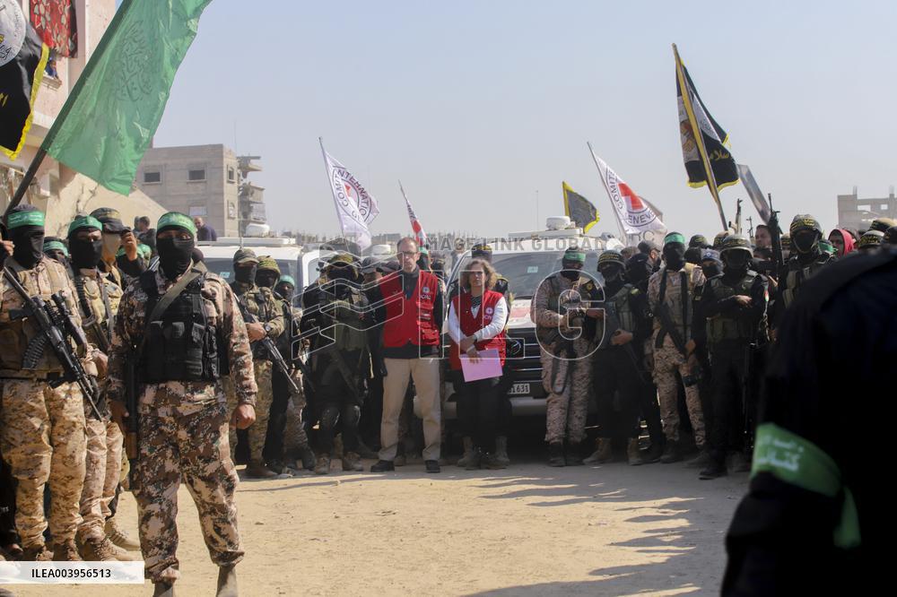 Hamas Hands Over New Israeli Prisoners - Gaza