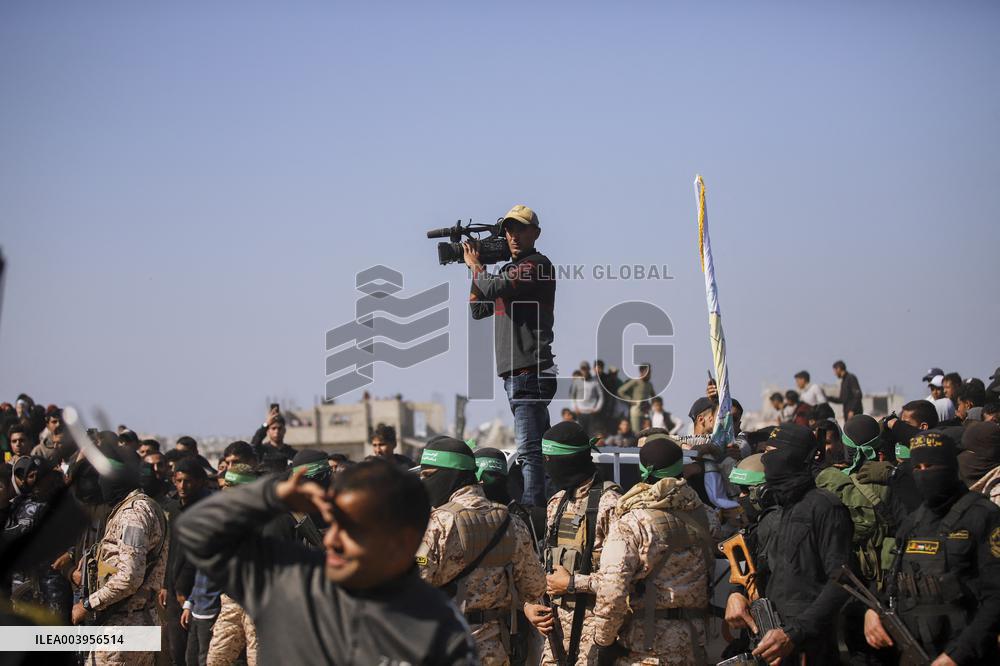 Hamas Hands Over New Israeli Prisoners - Gaza
